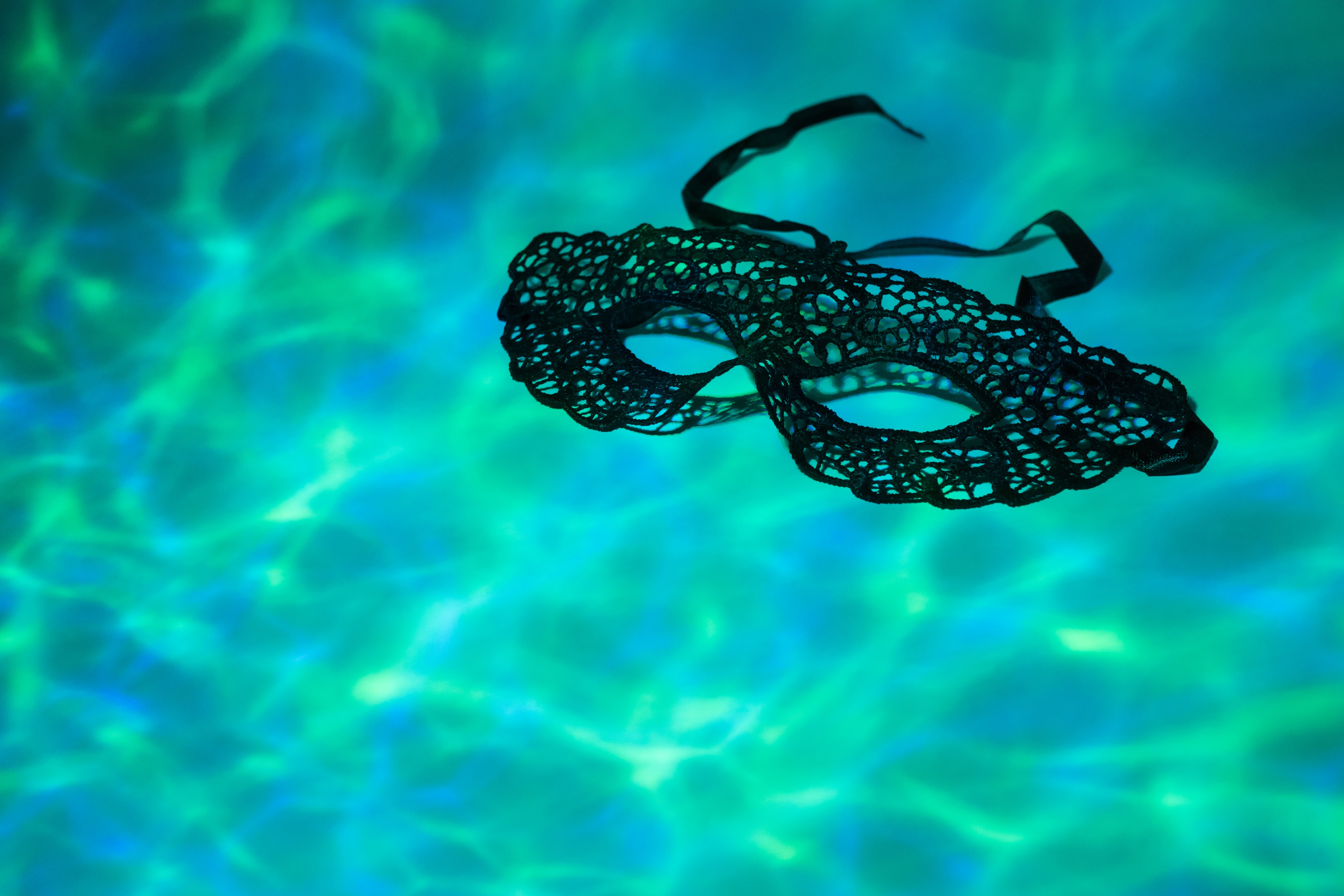 Spitzenmaske schwimmt im Pool