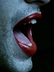 Mann trägt roten Lippenstift