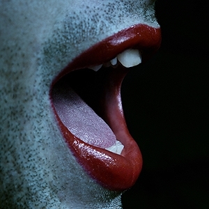 Mann trägt roten Lippenstift